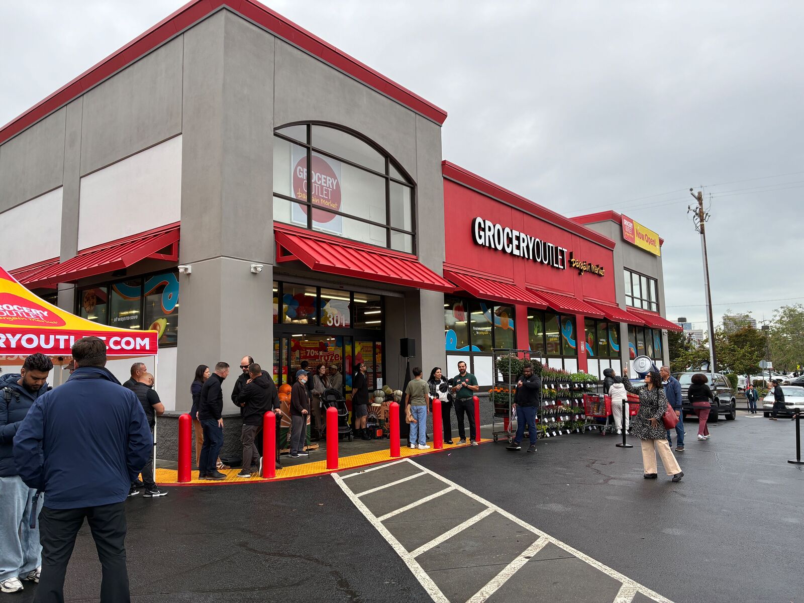 New Grocery Outlet opens in Oakland’s Eastlake neighborhood — The Oaklandside, Irving Business news